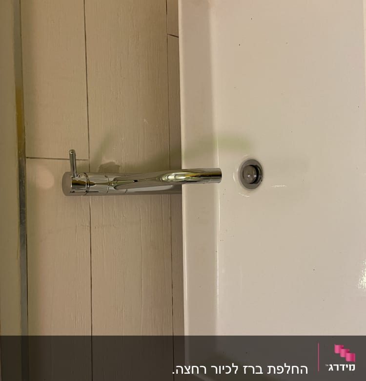 כיור לבן עם ברז כרום מבריק